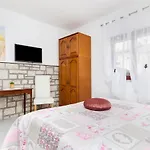 And Silvana Πανσιόν