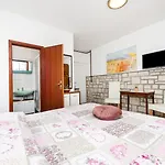 Πανσιόν And Silvana 3*