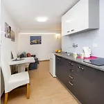 And Silvana Πανσιόν Ρόβινι