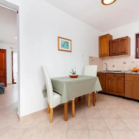 بيت ضيافة And Silvana