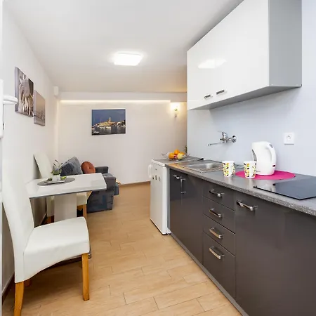 And Silvana بيت ضيافة روفينج